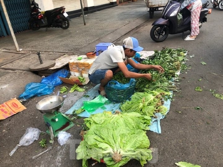 TPHCM: Mùng 2 Tết đi chợ, giật mình với giá rau xanh - 1