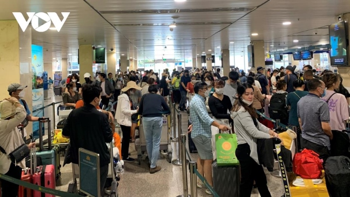 Mùng 3 Tết, khách đi sân bay Tân Sơn Nhất tăng kỷ lục - 1