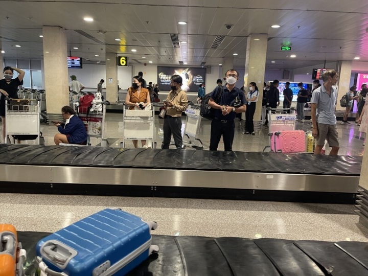 Mùng 4 tết, sân bay Tân Sơn Nhất đón lượng khách kỷ lục - 2