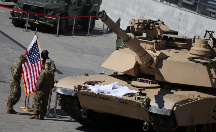 Mỹ triển khai 31 xe tăng chiến đấu chủ lực M1 Abrams tới Ukraine - 1