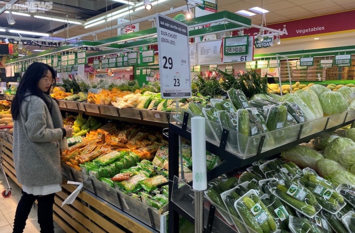 Sau Tết, hàng hóa đầy ắp siêu thị, chợ Hà Nội, giá ổn định - 1
