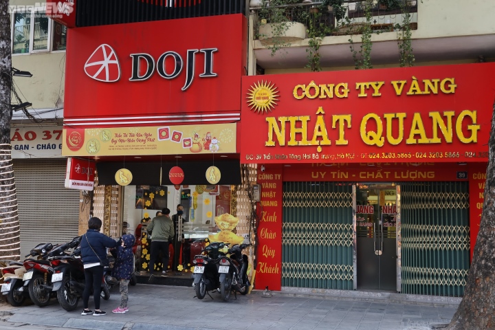 Hà Nội: Trang trí bắt mắt, cửa hàng vàng vẫn vắng vẻ trước ngày vía Thần Tài - 5