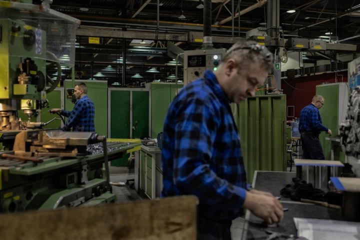 Bên trong nhà xưởng bí mật ở Ba Lan giúp sửa chữa vũ khí cho Ukraine - 2
