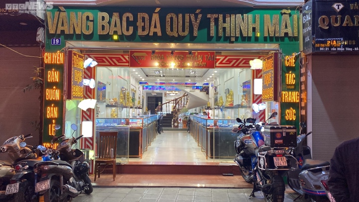 Xếp hàng từ 4 giờ sáng chờ mua vàng ngày vía Thần Tài ở Hà Nội - 16