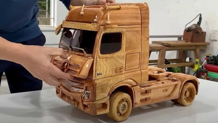 Mercedes-Benz Actros bằng gỗ tinh xảo của thợ Việt - 1