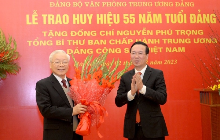 Tổng Bí thư Nguyễn Phú Trọng nhận Huy hiệu 55 năm tuổi Đảng - 2