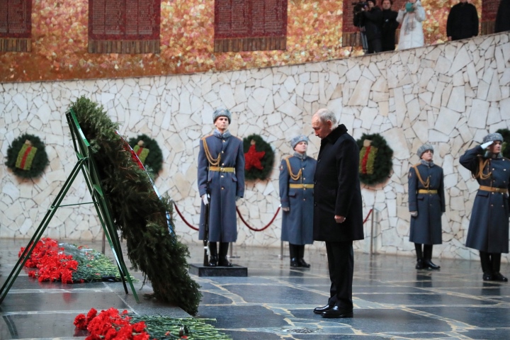Tổng thống Putin đặt vòng hoa tưởng nhớ những người bảo vệ Stalingrad - 1