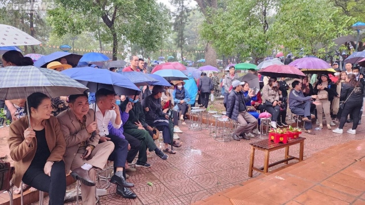 Hàng vạn du khách đội mưa về hội Lim nghe hát quan họ - 8