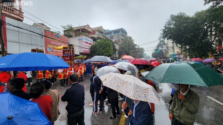 Hàng vạn du khách đội mưa về hội Lim nghe hát quan họ - 11