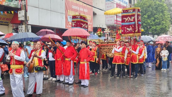 Hàng vạn du khách đội mưa về hội Lim nghe hát quan họ - 10