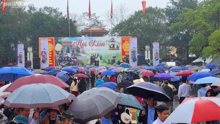 Hàng vạn du khách đội mưa về hội Lim nghe hát quan họ - 1