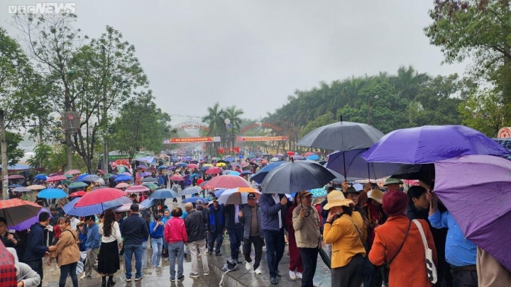 Hàng vạn du khách đội mưa về hội Lim nghe hát quan họ - 2