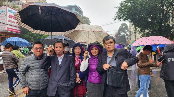 Hàng vạn du khách đội mưa về hội Lim nghe hát quan họ - 4