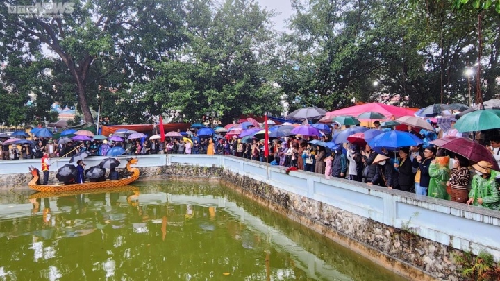 Hàng vạn du khách đội mưa về hội Lim nghe hát quan họ - 5