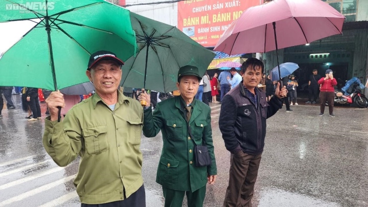 Hàng vạn du khách đội mưa về hội Lim nghe hát quan họ - 6