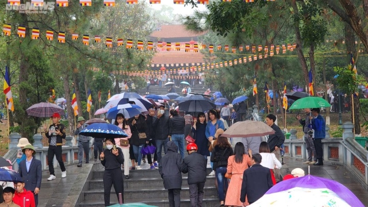 Hàng vạn du khách đội mưa về hội Lim nghe hát quan họ - 3