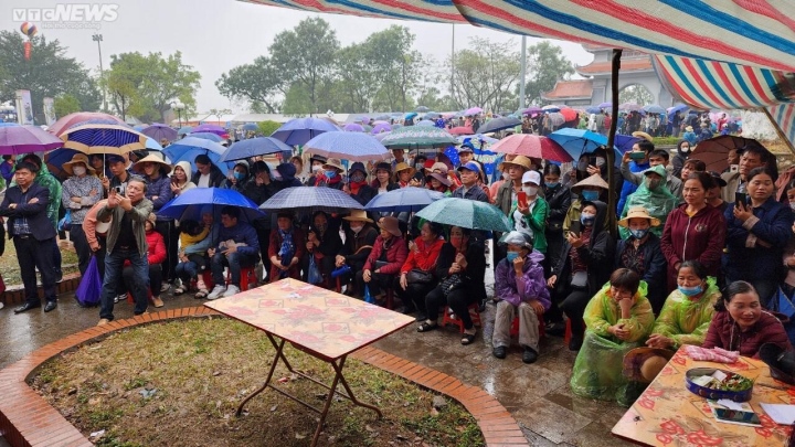 Hàng vạn du khách đội mưa về hội Lim nghe hát quan họ - 7