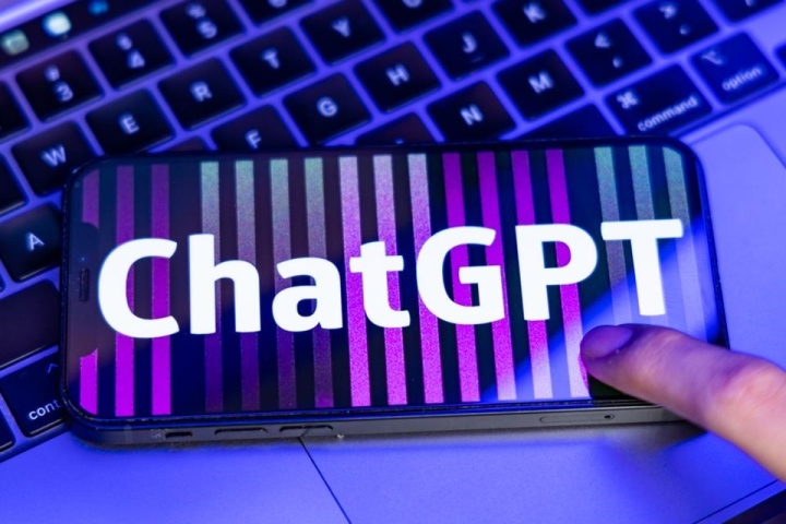 Google ra chatbot AI cạnh tranh với ChatGPT - 1