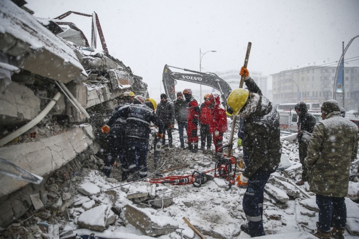 Số nạn nhân thiệt mạng sau thảm họa động đất ở Thổ Nhĩ Kỳ tăng lên 11.000 người - 1