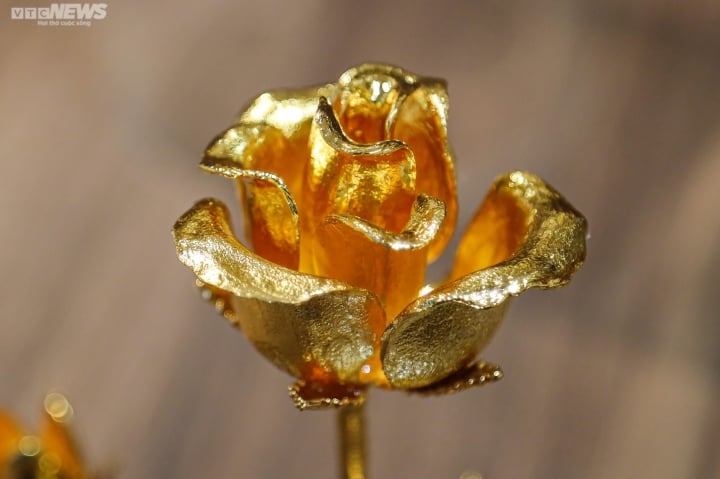 Quà Valentine độc lạ: Hoa hồng mạ vàng giá vài triệu đồng - 9