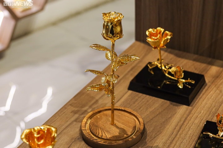 Quà Valentine độc lạ: Hoa hồng mạ vàng giá vài triệu đồng - 3