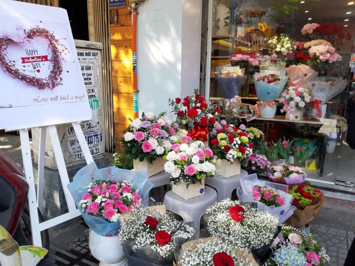Hà Nội: Sôi động thị trường hoa tươi và quà tặng ngày Valentine - 1