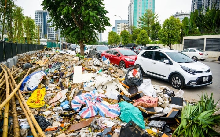 Dân chặn xe vào bãi rác Xuân Sơn, hàng trăm tấn rác ở Hà Nội bị ùn ứ - 1