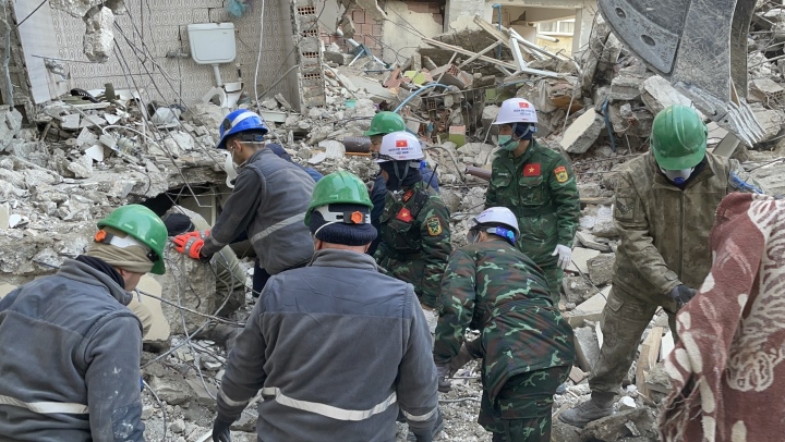 Đoàn cứu hộ QĐND Việt Nam ở Thổ Nhĩ Kỳ xác định được 12 vị trí có nạn nhân - 2