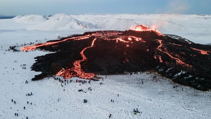 Cảnh đẹp nghẹt thở ở xứ sở băng - lửa khiến du khách ngỡ như lạc vào cõi tiên - Ảnh 2.