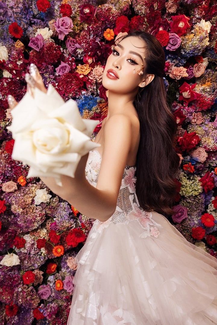 Hoa hậu Khánh Vân đón tuổi 28 trong tạo hình nữ hoàng của các loài hoa - 1