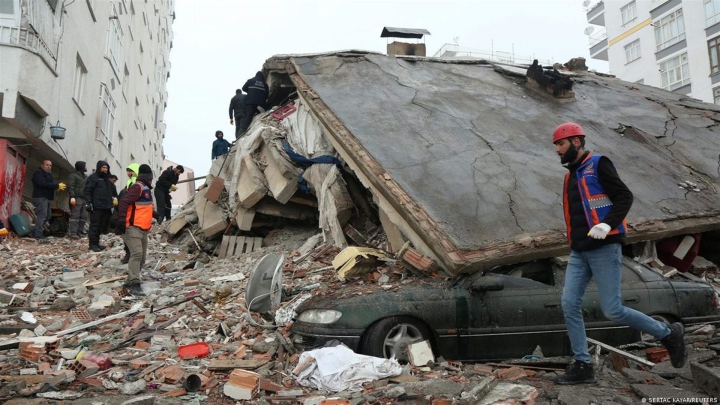 Thổ Nhĩ Kỳ tiếp tục rung chuyển bởi động đất, hàng chục tòa nhà đổ sập - 1