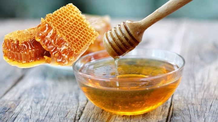 Uống mật ong với nước ấm trước khi đi ngủ có tác dụng gì? - 1