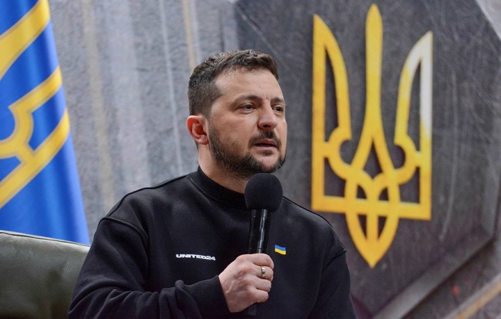 Tổng thống Zelensky thừa nhận binh sĩ Ukraine thiếu vũ khí, đạn dược - 1