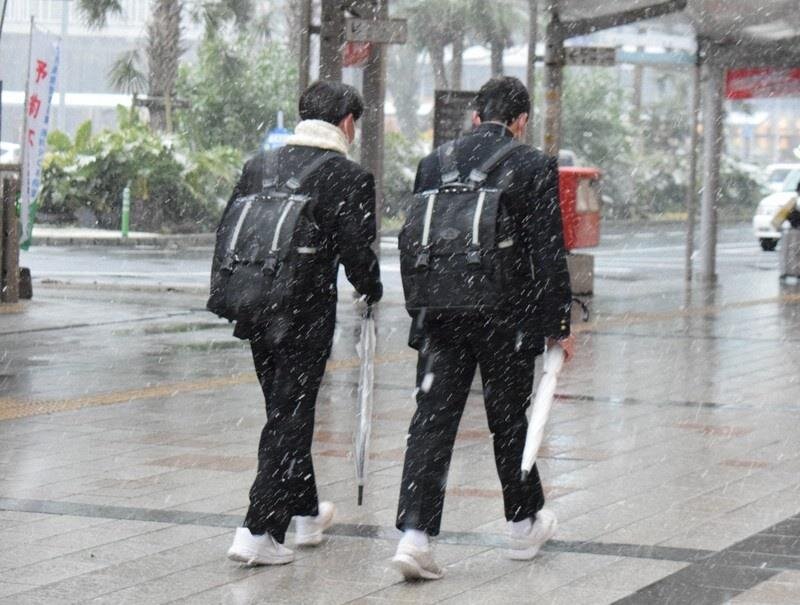 Vì sao học sinh Nhật Bản bị cấm mặc áo khoác trong mùa đông? - 1