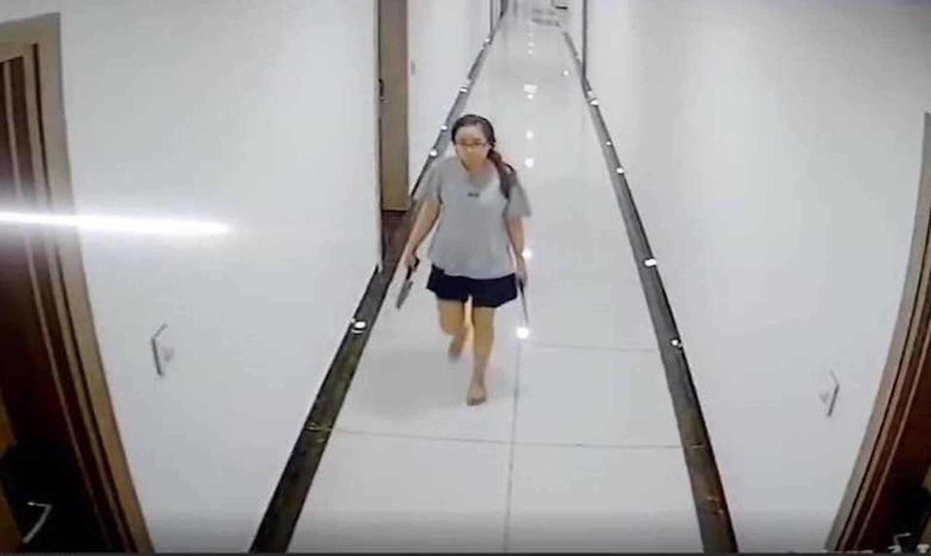 Người phụ nữ cầm dao đi dọc hành lang, đe doạ hàng xóm trong chung cư ở Hà Nội - 1