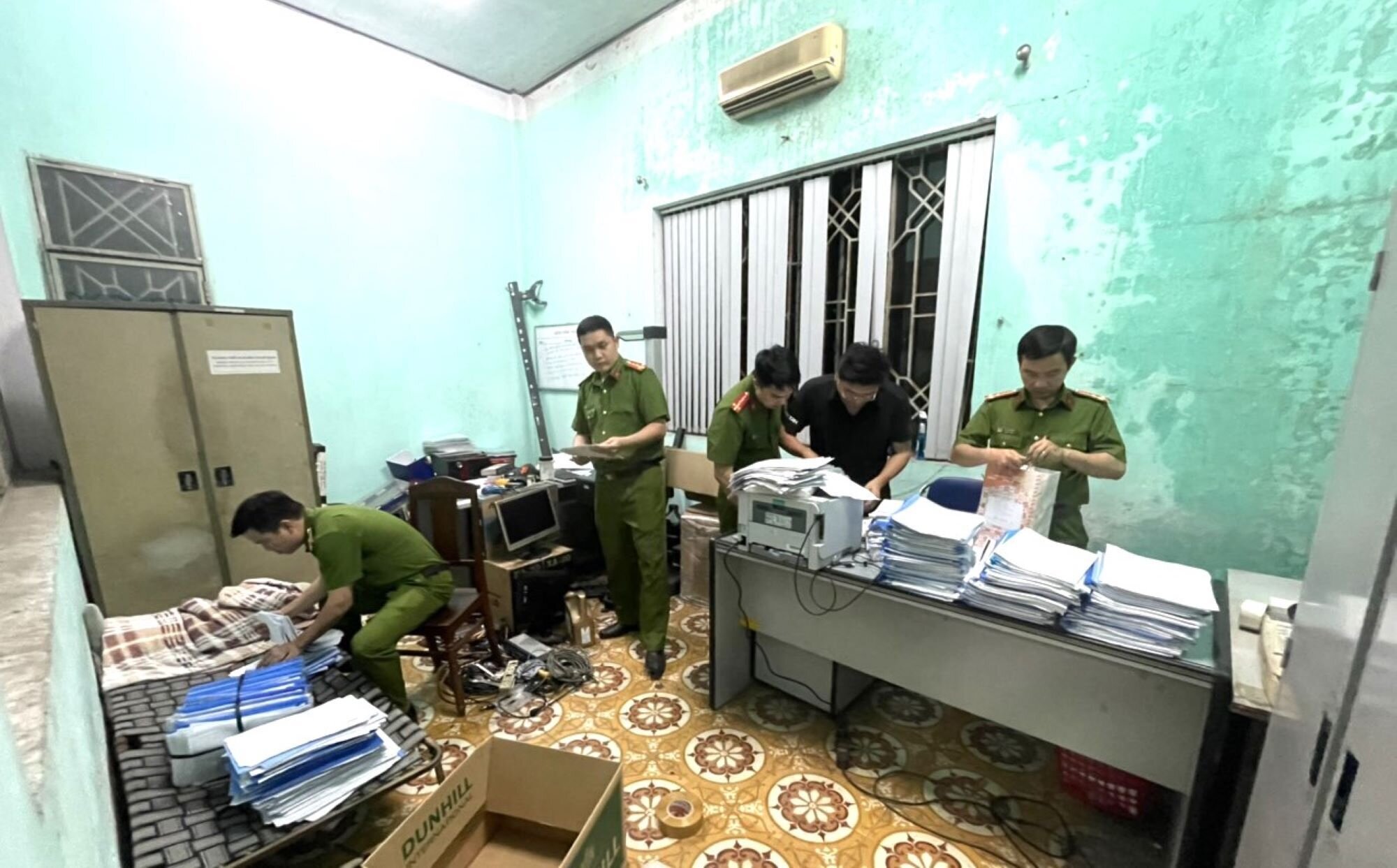 Trong đêm, công an khám xét hai trung tâm đăng kiểm tại Đà Nẵng - 1
