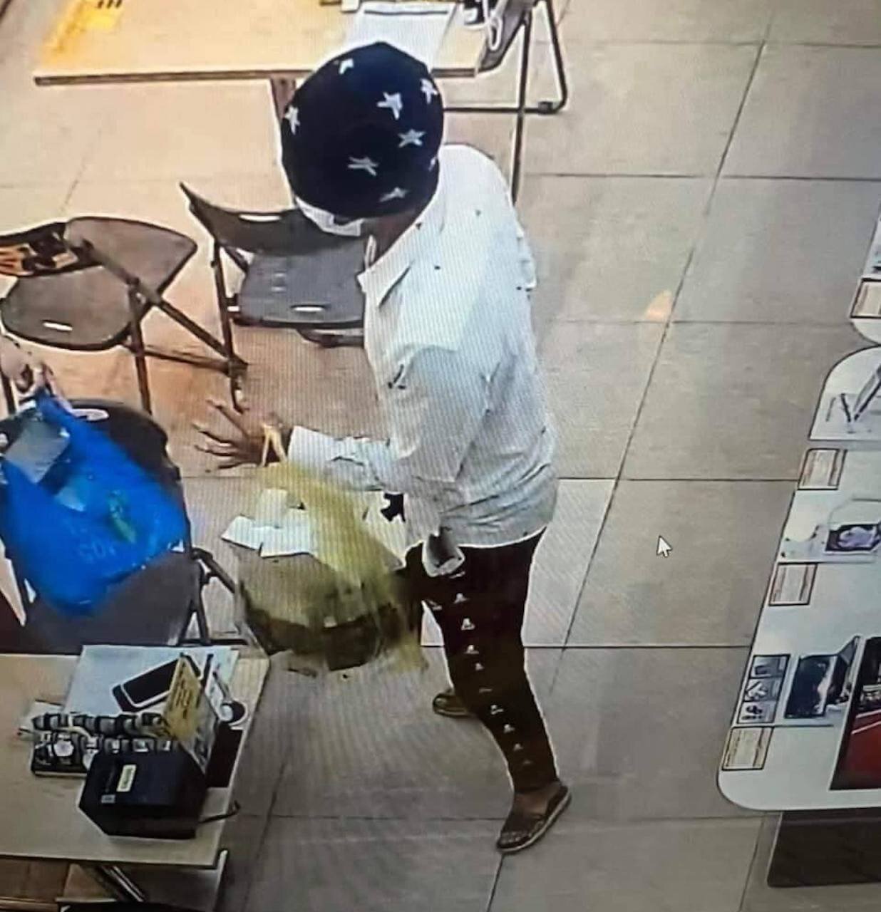 Người đàn ông nghi cầm súng, cướp tài sản trong cửa hàng Thế giới di động - 2