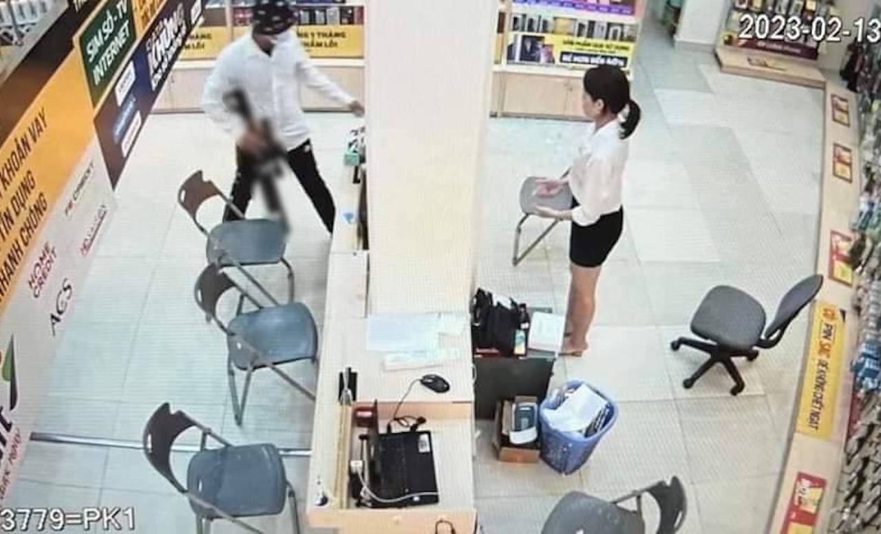 Người đàn ông nghi cầm súng, cướp tài sản trong cửa hàng Thế giới di động - 1