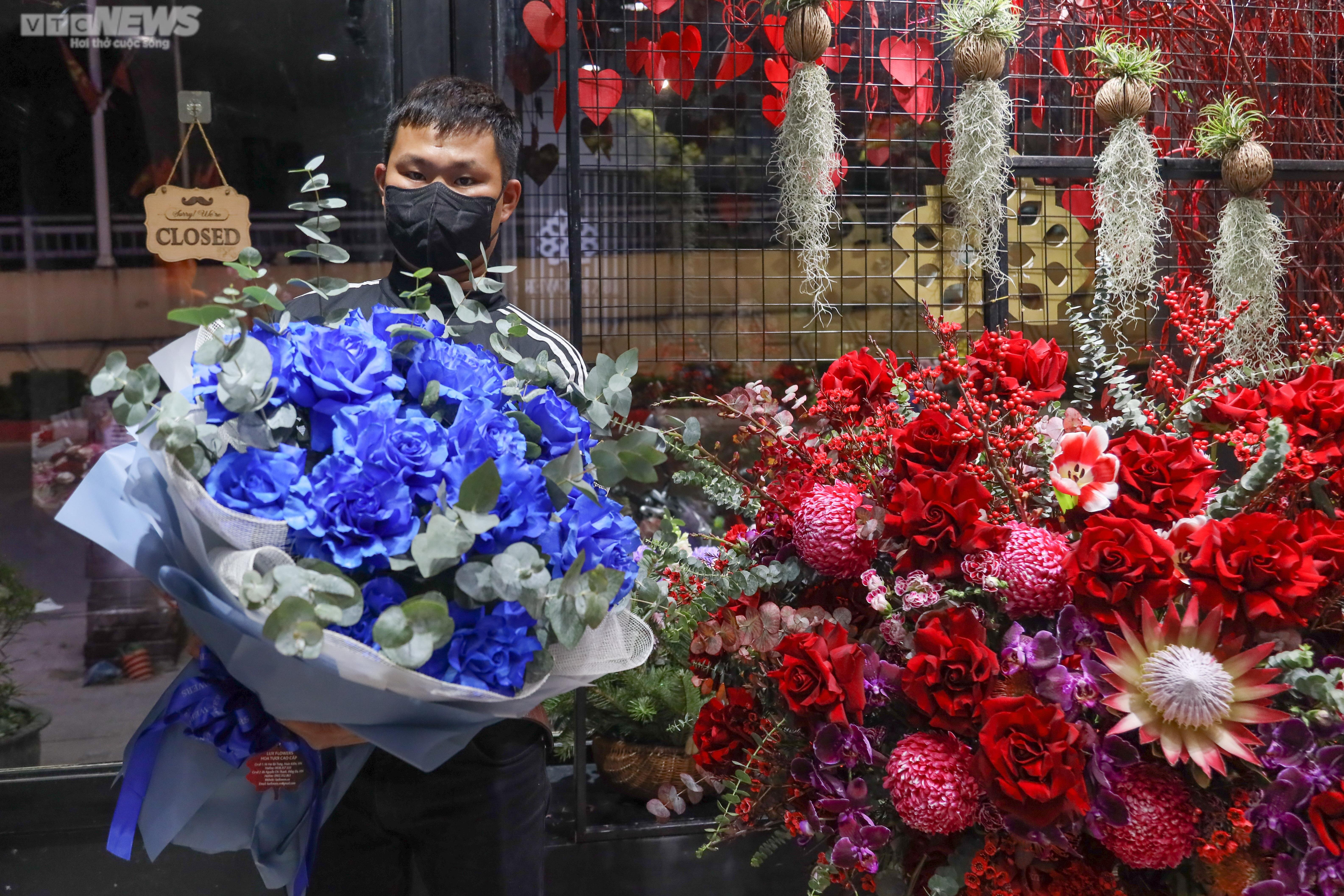 Chi 15 triệu đồng mua một bình hoa ngoại làm quà Valentine - 11