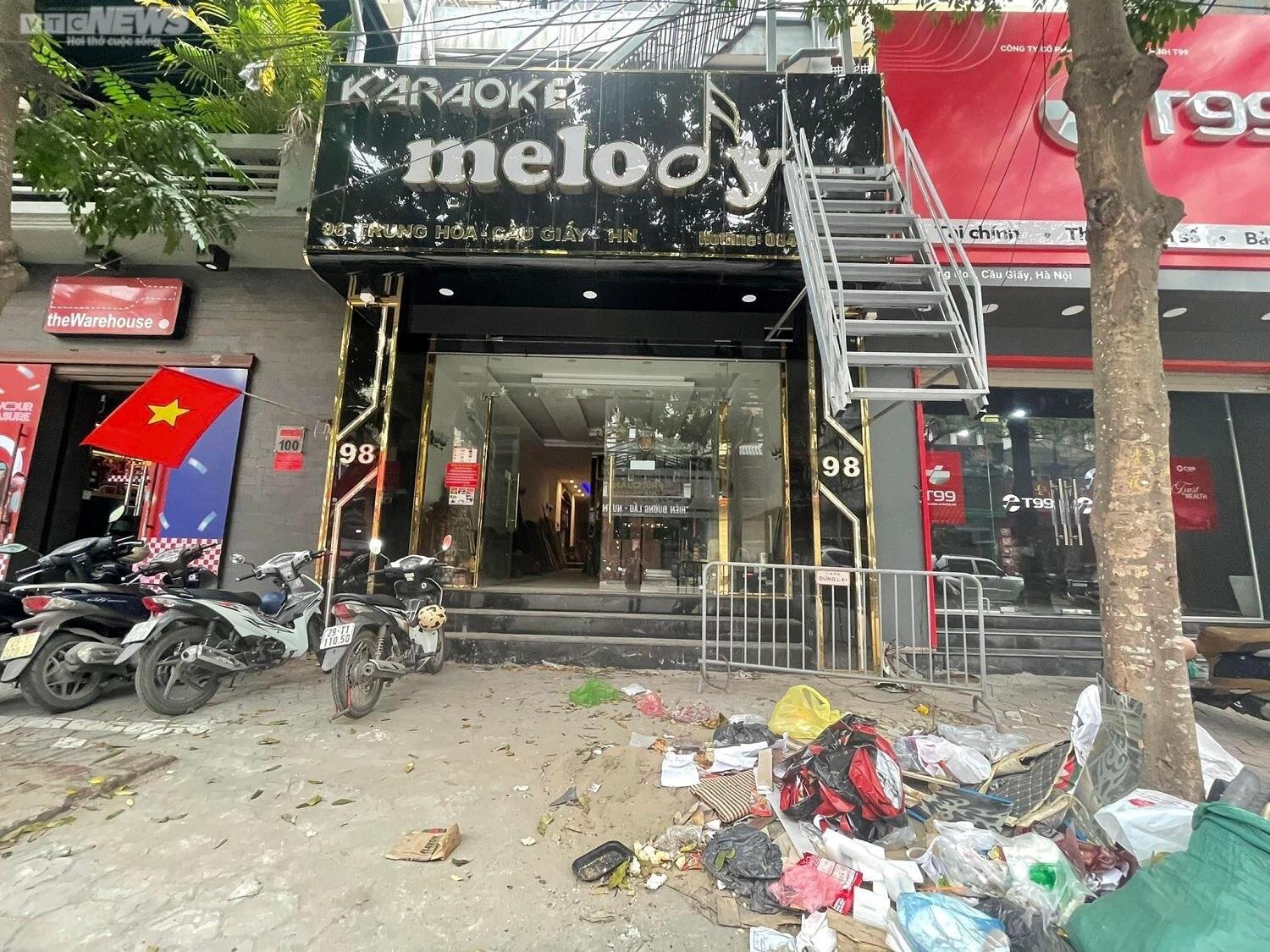 Quán karaoke ở Hà Nội gấp rút sửa chữa, mong chờ được 'hồi sinh' - 1