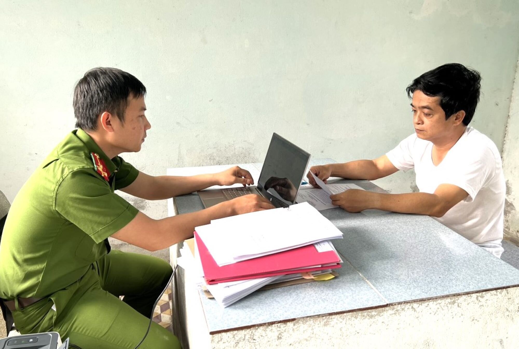 Bắt giam Giám đốc Trung tâm đăng kiểm xe cơ giới Đà Nẵng vì tội nhận hối lộ - 1