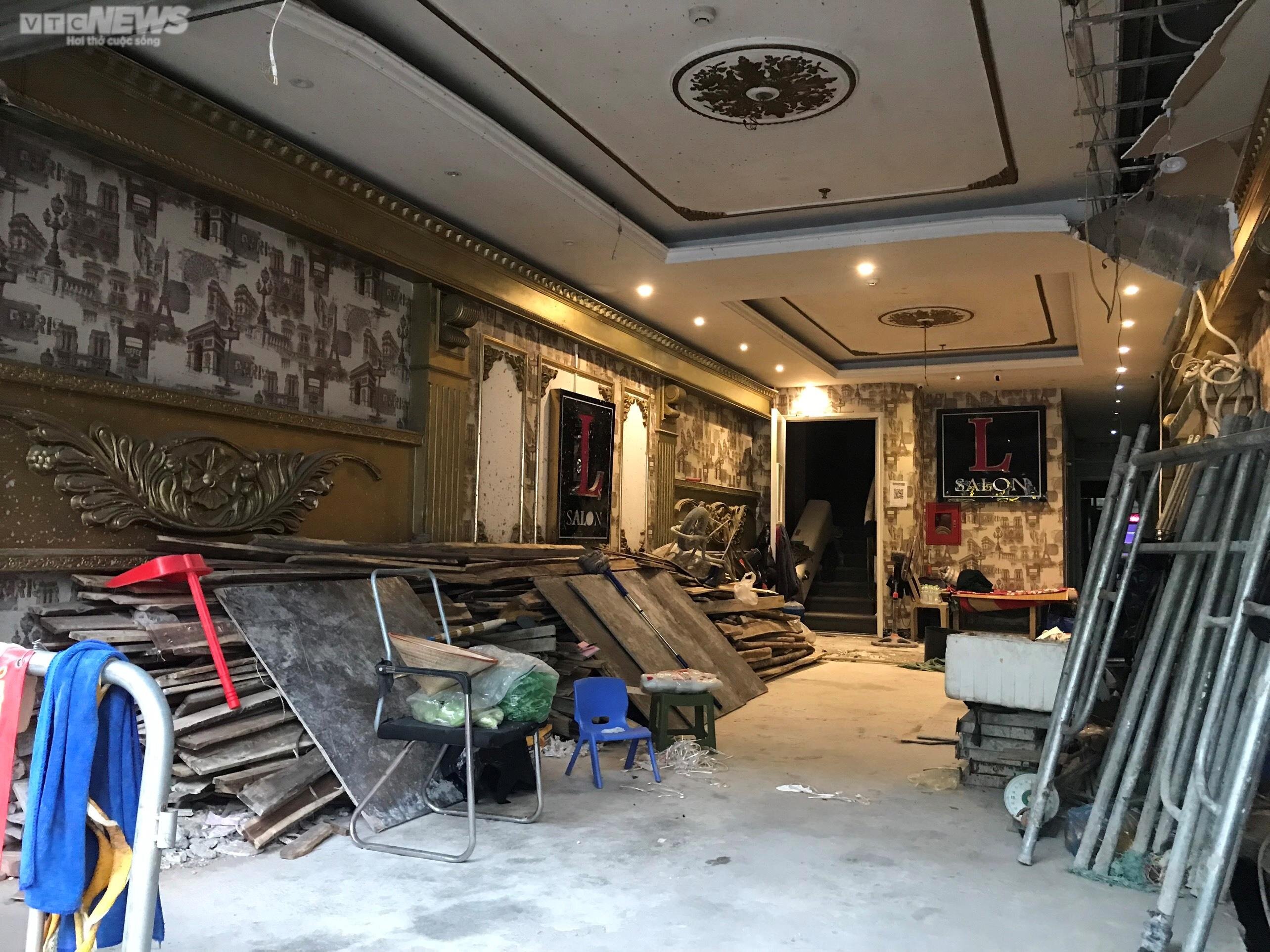 Quán karaoke ở Hà Nội gấp rút sửa chữa, mong chờ được 'hồi sinh' - 9