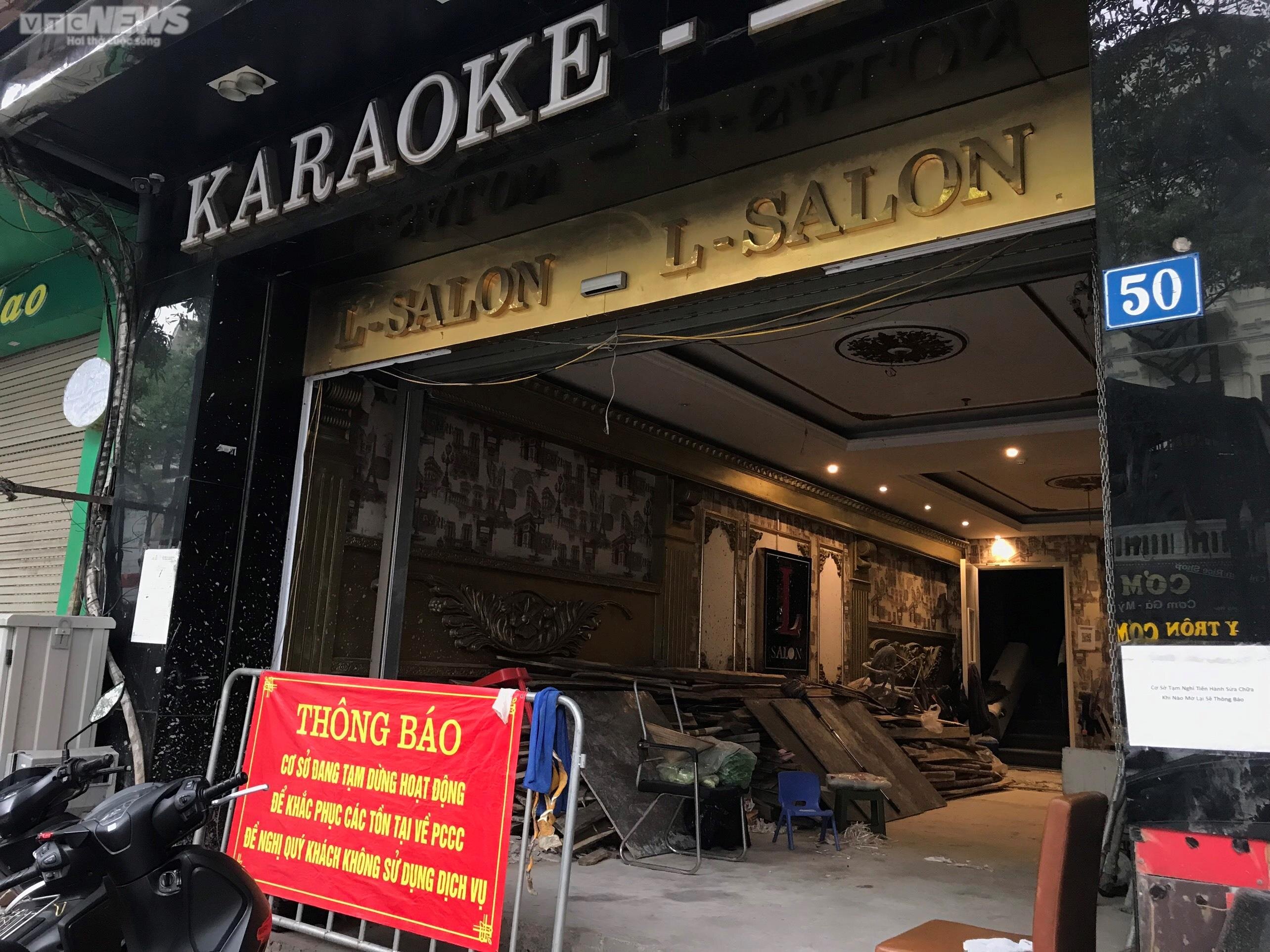 Quán karaoke ở Hà Nội gấp rút sửa chữa, mong chờ được 'hồi sinh' - 8