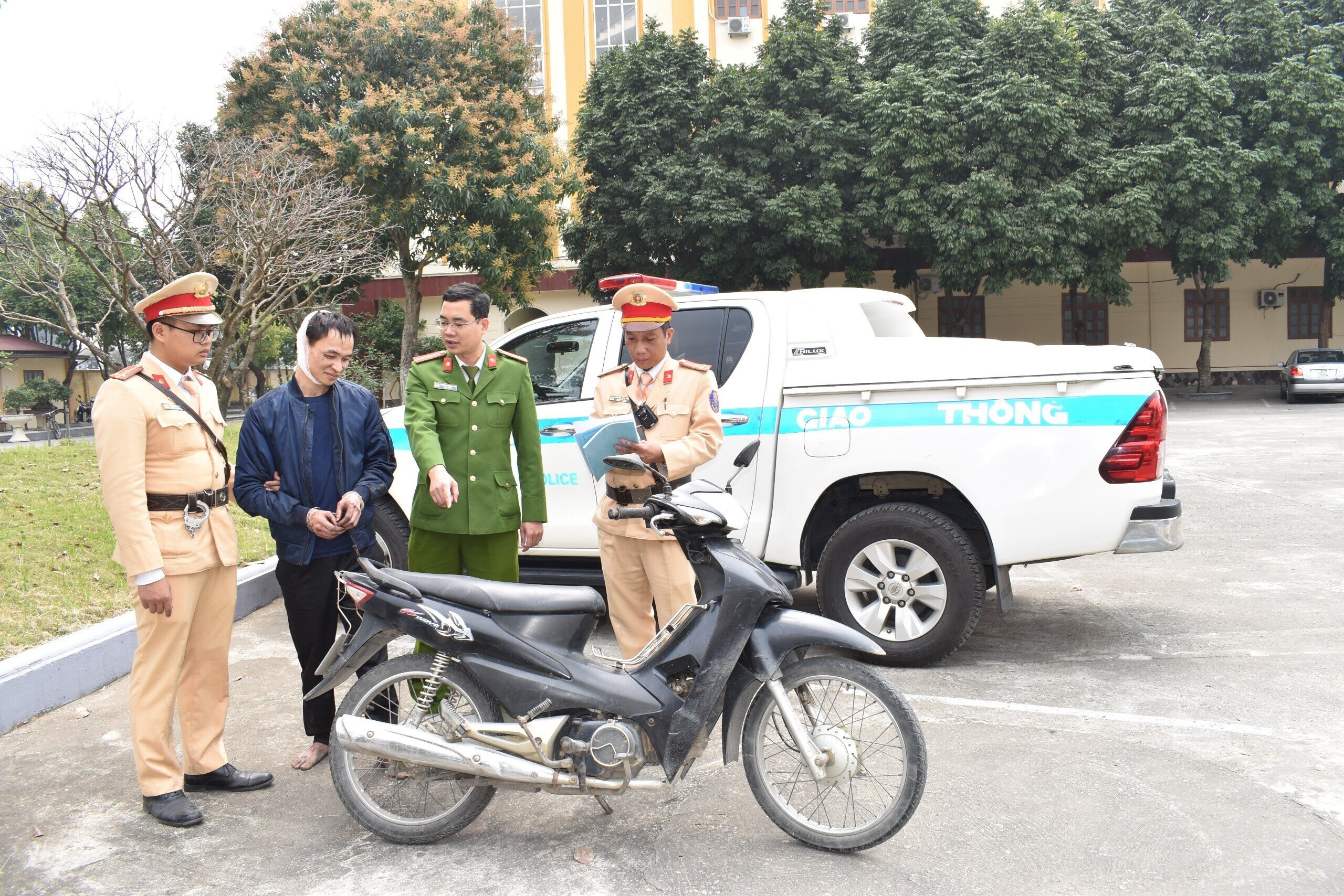 CSGT Ninh Bình bắt gọn kẻ vừa ra tù liều lĩnh cướp xe máy của nữ sinh - 1