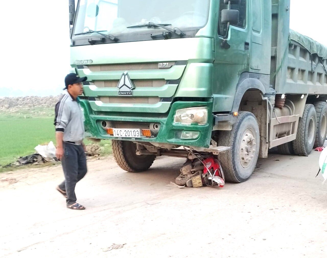 Tai nạn giao thông làm 3 mẹ con chết thương tâm ở Nghệ An: Tạm giữ tài xế xe tải - 1
